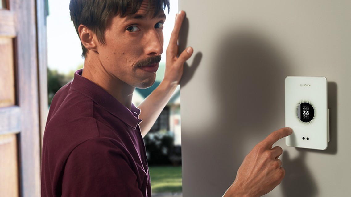 Man bestuurt een thermostaat