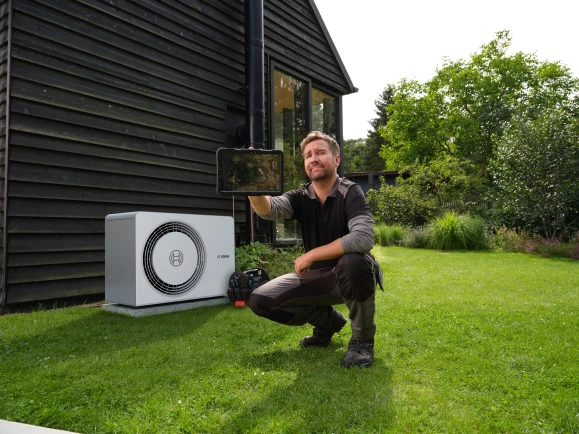 Installer in front of heat pump Install#LikeABosch