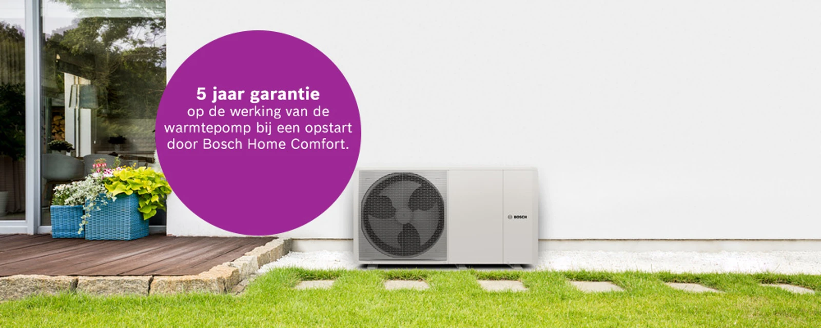 Installateur werkt aan warmtepomp