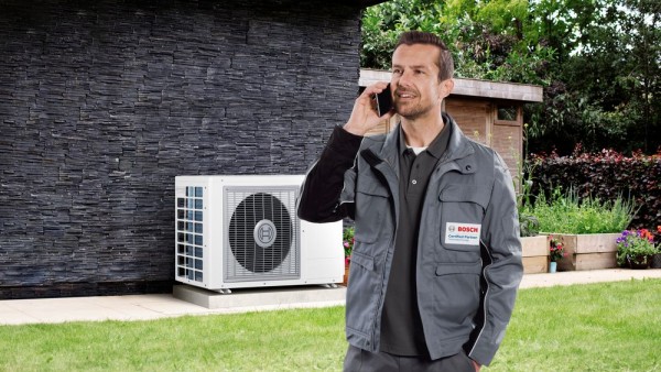 Bosch installateur met daarachter een Compress 3400i ODU.