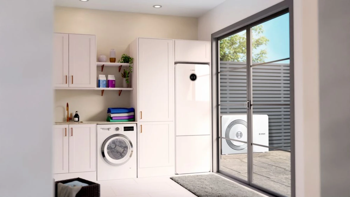 Indoorunit van een hybride warmtepomp Compress 5800i die in een keuken staat.