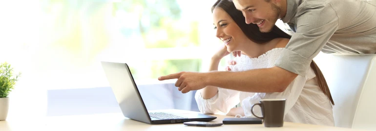 Een tweetal kijkt naar de belangrijke kengetallen voor de warmtepomp op een laptop.