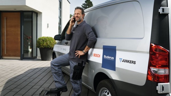 Un installateur téléphone à coté de sa camionette Un installateur téléphone à coté de sa camionette