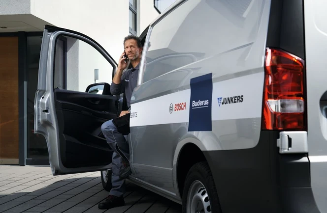 Un technicien arrive sur site