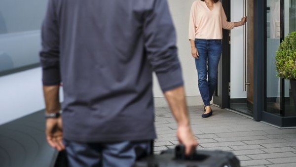 Un technicien arrive pour faire un conversion d'une chaudière Un technicien arrive pour faire un conversion d'une chaudière