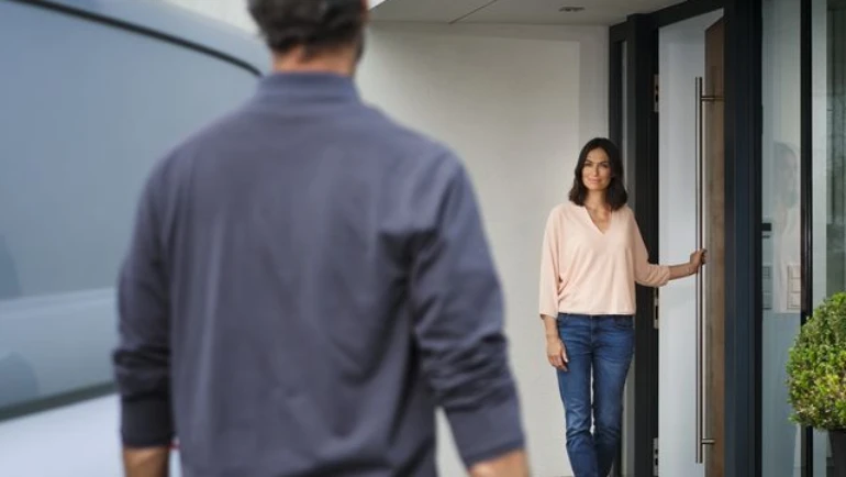 Un technicien arrive pour faire un conversion d'une chaudière