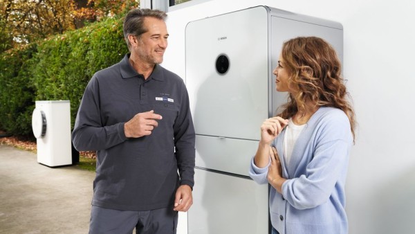 Un installateur explique que ce qu'il a fait auprès d'un client Un installateur explique que ce qu'il a fait auprès d'un client