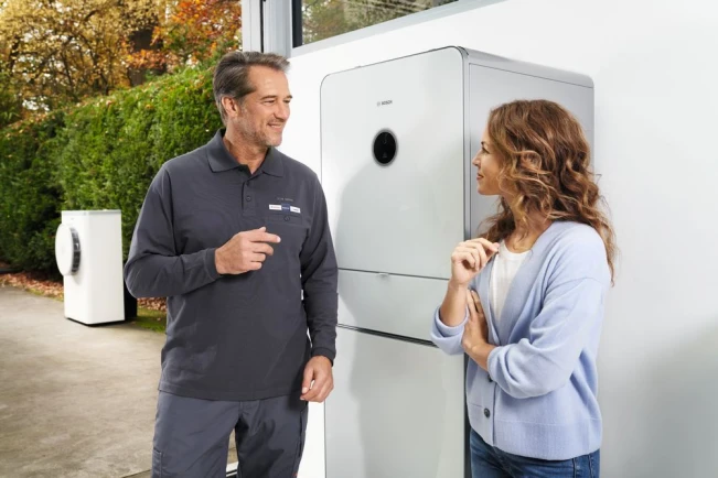 Un installateur explique que ce qu'il a fait auprès d'un client