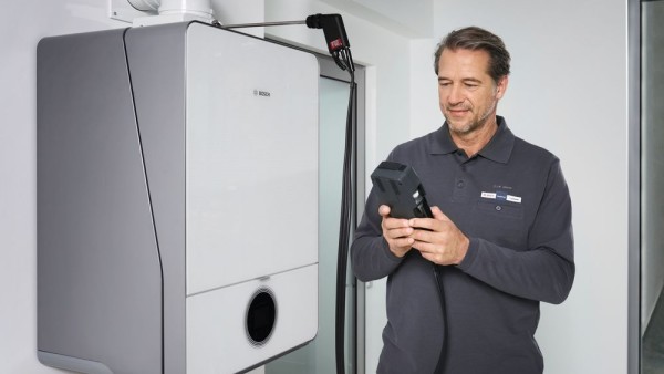 Un technicien fait l'entretien sur une chaudière à gaz Un technicien fait l'entretien sur une chaudière à gaz