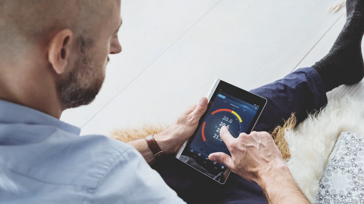 un homme utilise une application Bosch