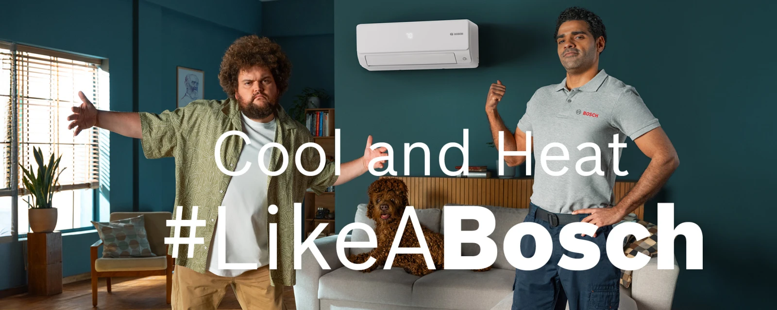 Un installateur Bosch et un propriétaire devant un mini-split mural Climate 5000 Bosch.