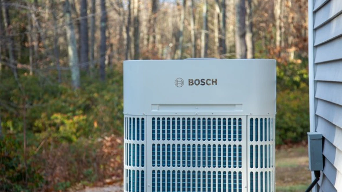 Une Pompe À Chaleur Bosch IDS Ultra Pour Climat Froid Installée Dans Une Maison Au New Hampshire.
