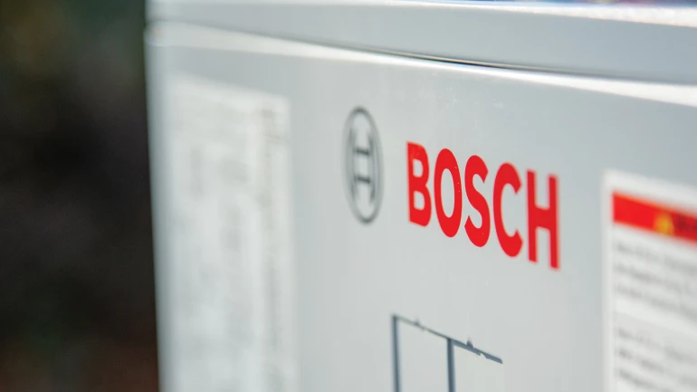 Logo Bosch rouge sur une pompe à chaleur