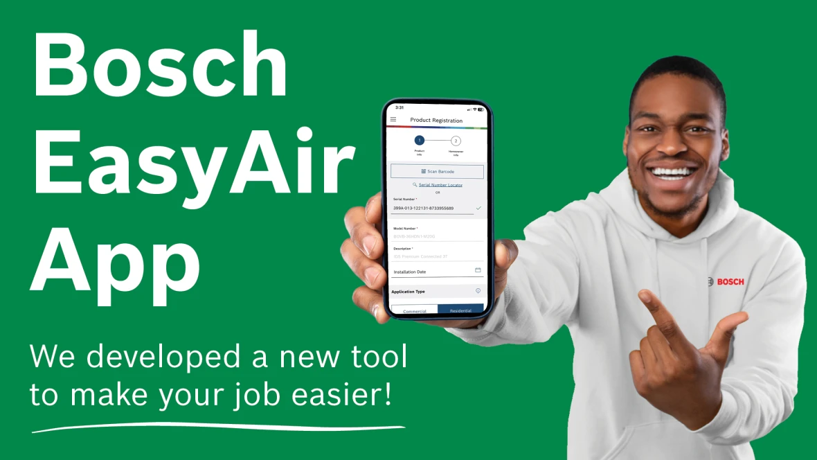 Un Pro tenant un téléphone avec l'application Bosch EasyAir