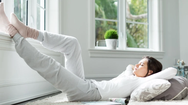 Una donna si gode l’aria fresca e guarda fuori dalla finestra