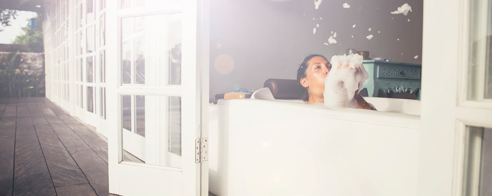 Une femme prend un bain Une femme prend un bain