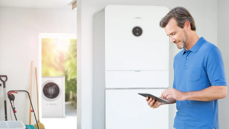 Man with tablet standing in front of Bosch product