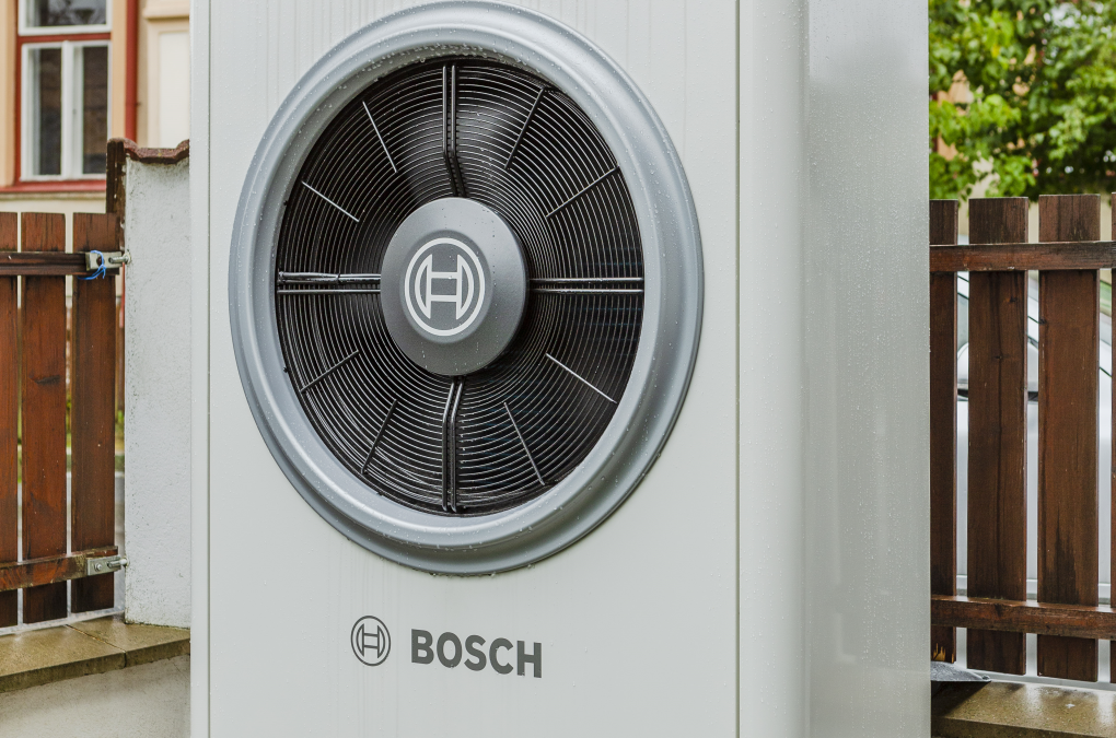 Tepelné čerpadlo Bosch Compress 7000i AW 13 ORE - venkovní jednotka zblízka