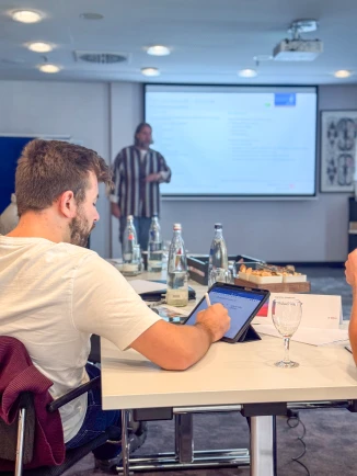 Ein Mann informiert sich am Tablet über das Jungmeister Programm.