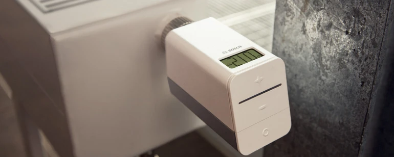 smartes Heizkörperthermostat von Bosch an einem Heizkörper angebracht