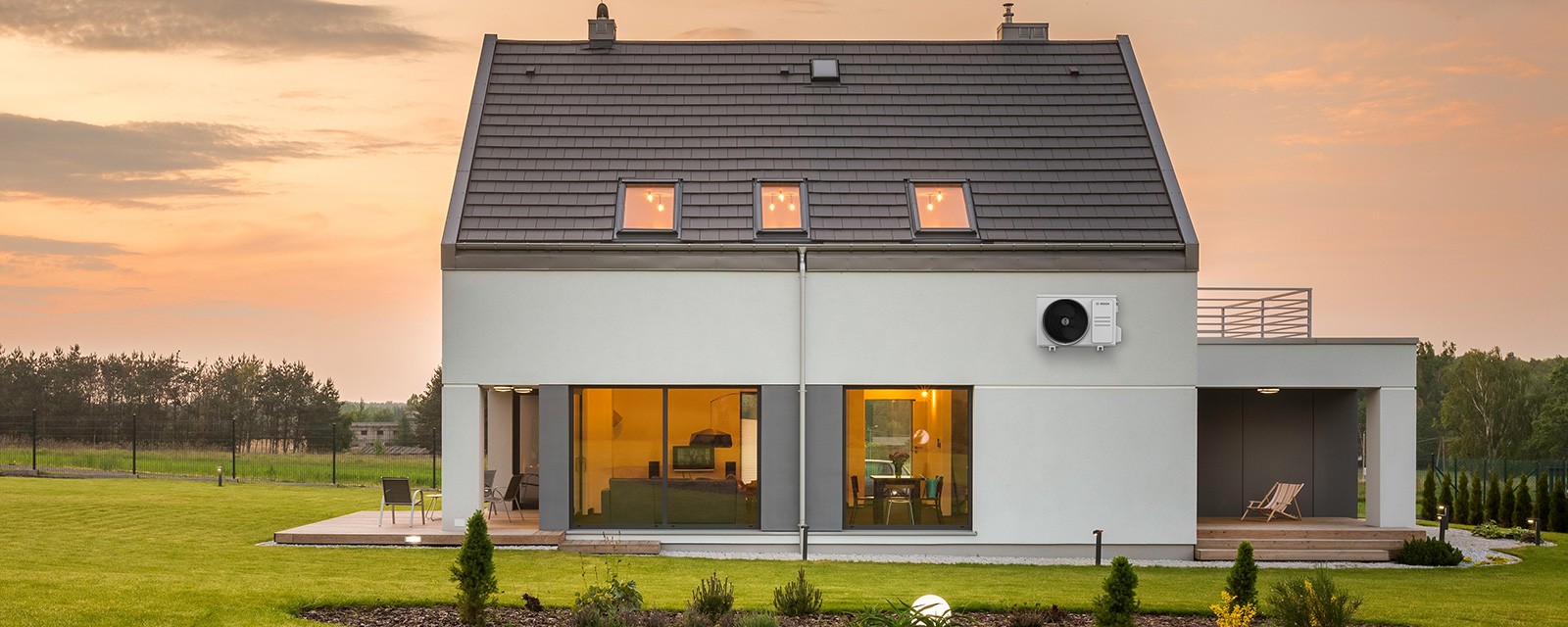 Mehrfamilienhaus mit einer Klimaanlage von Bosch, Außeneinheit befindet sich an der Außenfassade der Wand Mehrfamilienhaus mit einer Klimaanlage von Bosch, Außeneinheit befindet sich an der Außenfassade der Wand