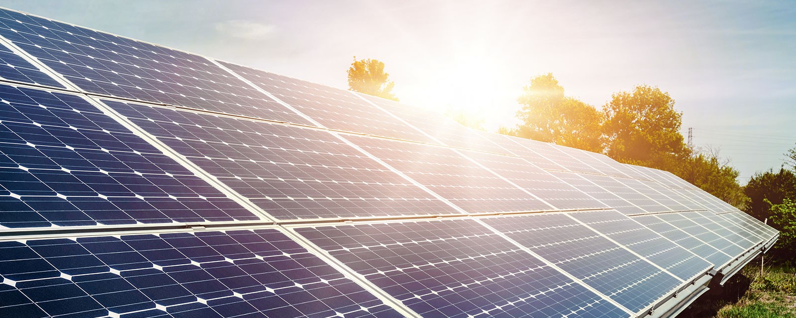 Solarpanels auf dem Dach mit Sonnenlicht bestrahlt.