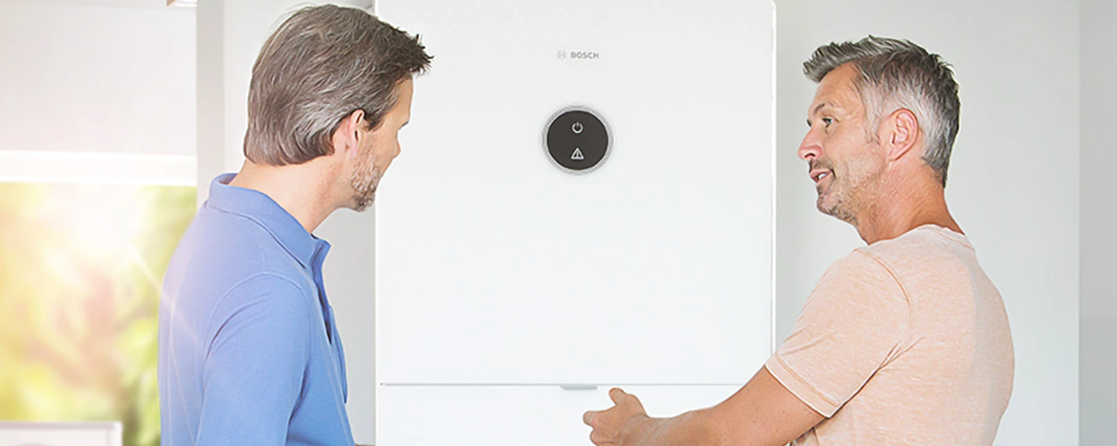 Zwei Männer vor einem Boiler