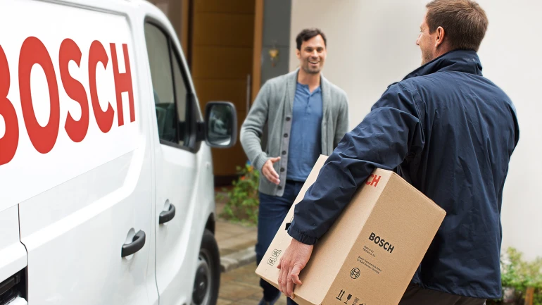 Bosch Installateur liefert eine Wärmepumpe nachhause.