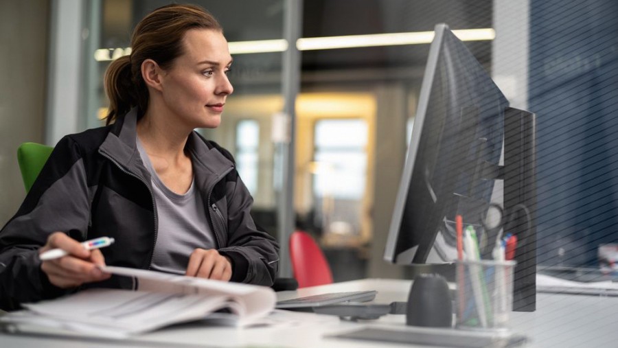 Bosch Service Expertin sitzt vor einem Computer und berät einen Kunden. Bosch Service Expertin sitzt vor einem Computer und berät einen Kunden.