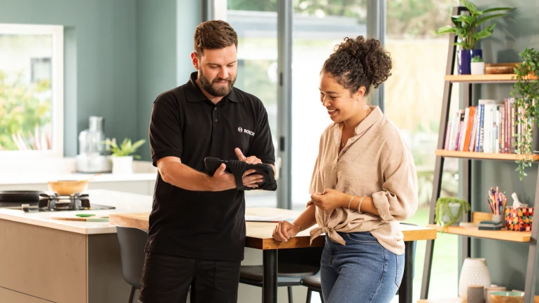 Bosch Installateur berät Kundin über den Check-it Service.