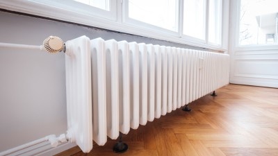Rippenheizkörper an einer Wand montiert im Wohnbereich. Rippenheizkörper an einer Wand montiert im Wohnbereich.