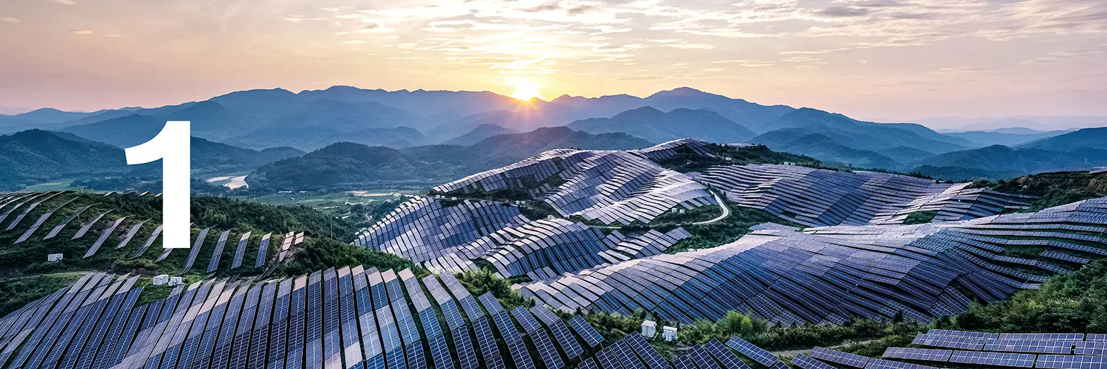 Hügel voller Solarpanele in der Dämmerung.
