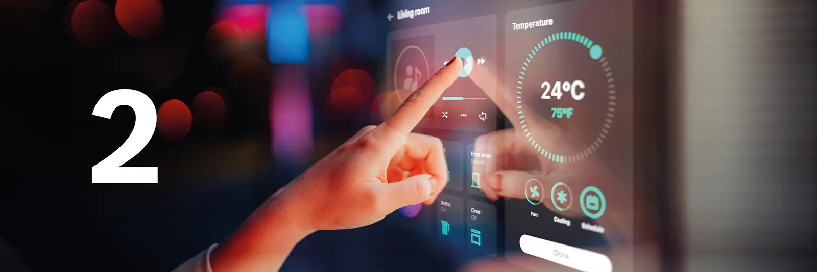 Eine Person nutzt einen Touchscreen an einer Wand.