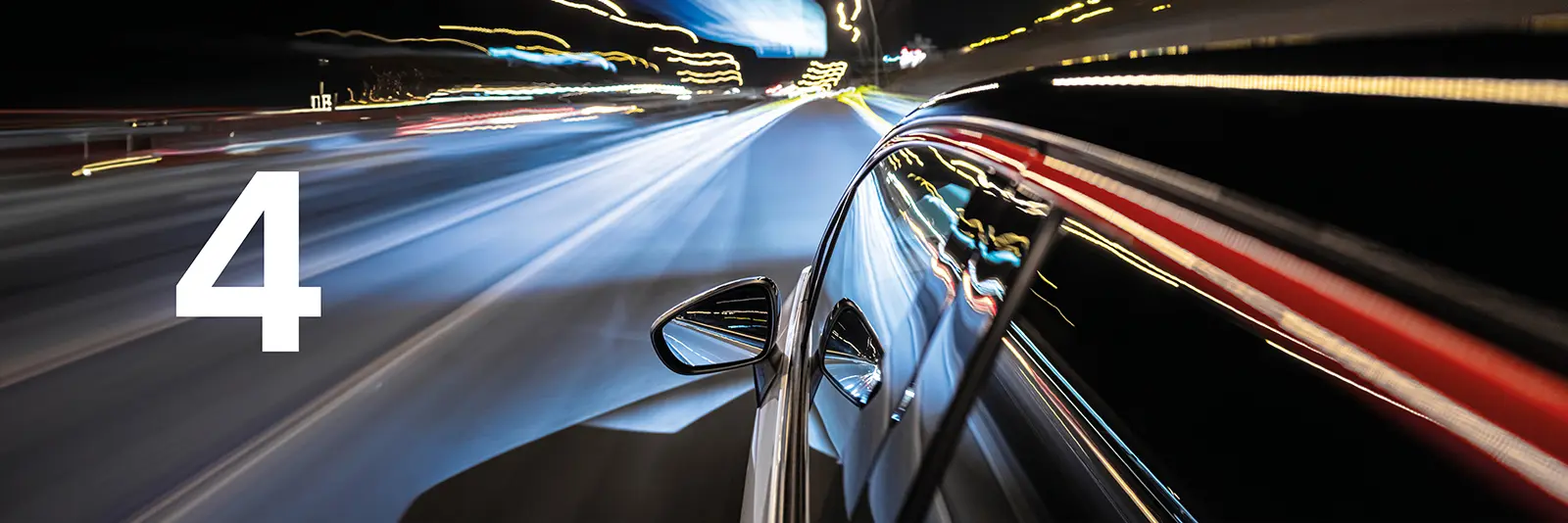 Ein Auto bei Nacht auf der Straße.