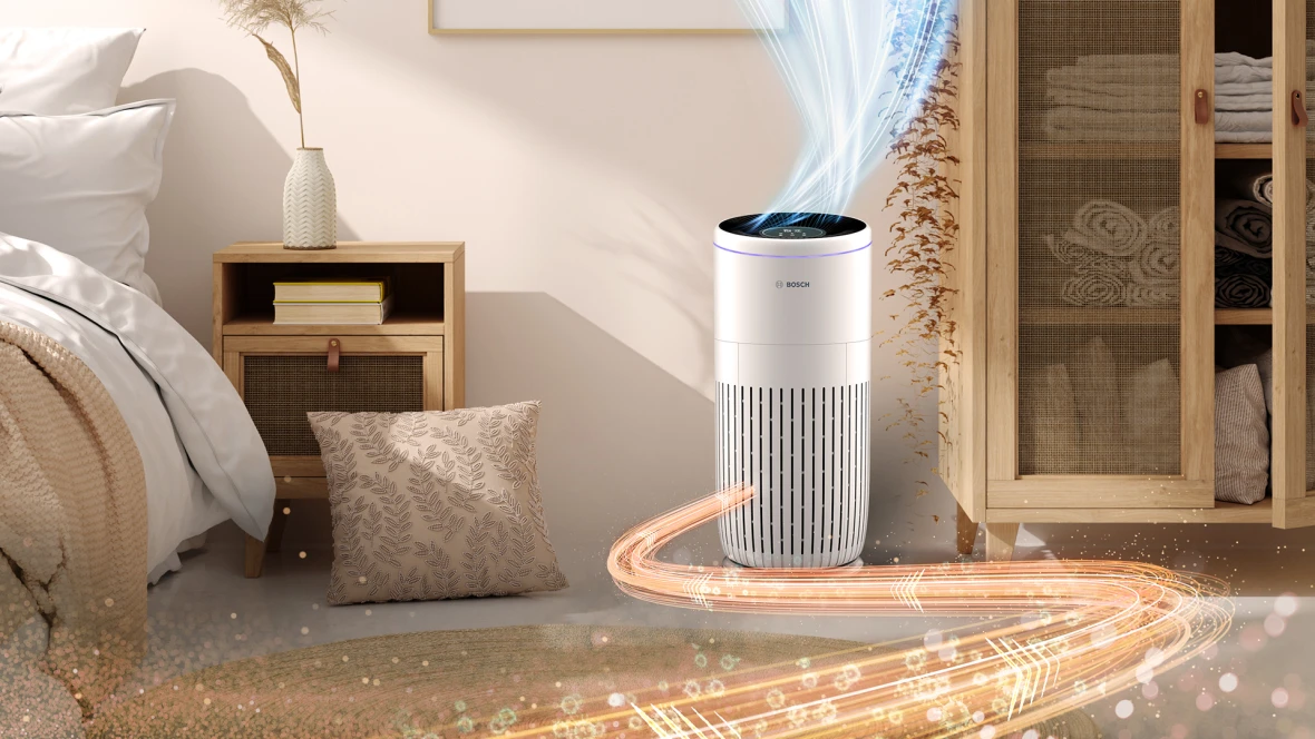 Luftreiniger steht neben dem Bett und reinigt die Luft.