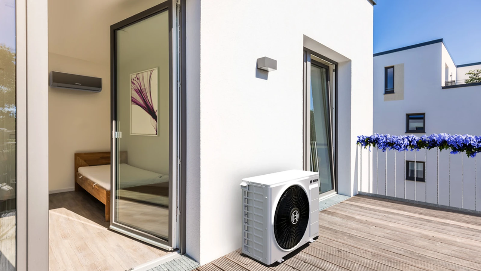 Bosch Split-Klimaanlage mit Außeneinheit auf der Terrasse und Inneneinheit im Schlafzimmer – so funktioniert eine Klimaanlage im Haus