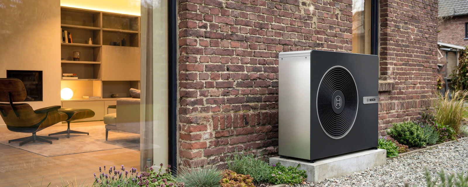 Die Wärmepumpe 8800i AW von Bosch steht an einer Hauswand