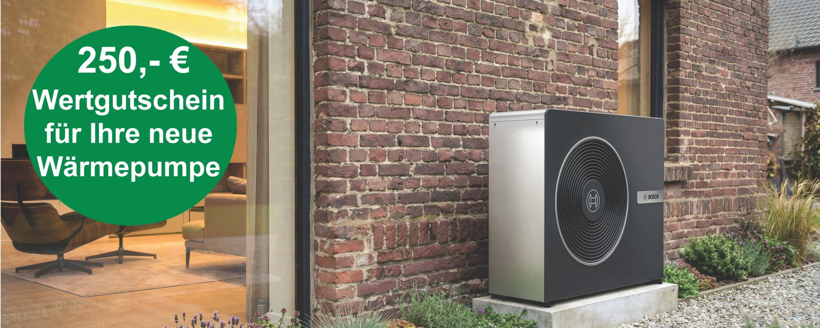 Die Wärmepumpe 8800 iAW von Bosch steht an einer Hauswand eines modernen Hauses mit Vorgarten.