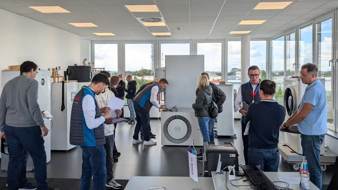 Besucher auf dem Bosch Wärmepumpen Live Event mit Wärmepumpengeräten von Bosch