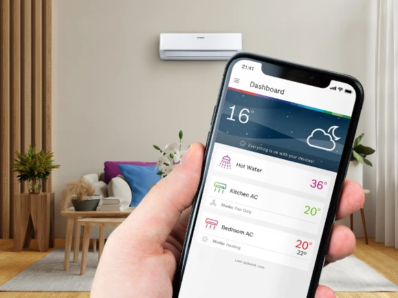 Person zeigt Dashboard der Bosch HomeCom Easy App auf dem Smartphone.