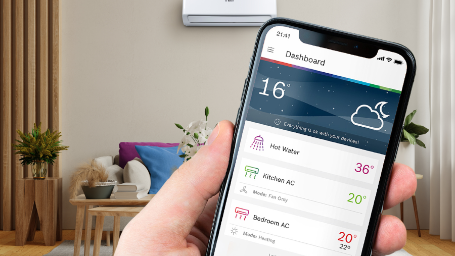 Person zeigt Dashboard der Bosch HomeCom Easy App auf dem Smartphone.