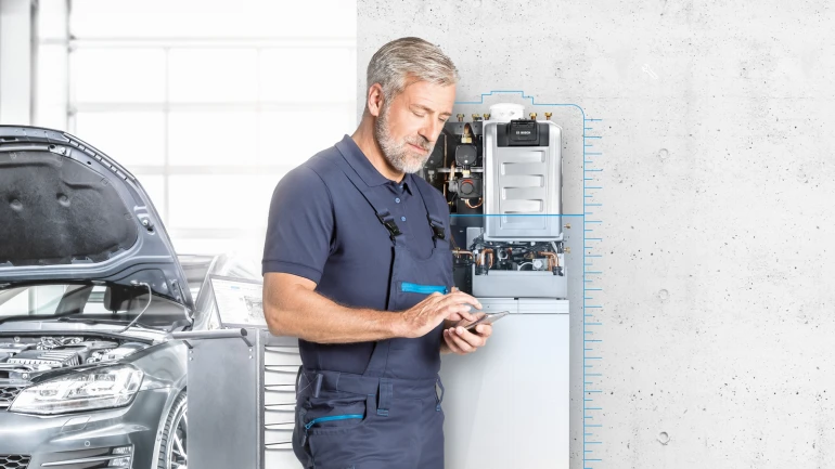 Bosch Installateur verwendet EasyService App am Smartphone