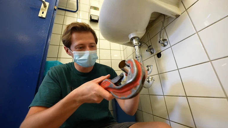 YouTuber izzi repariert ein Abflussrohr