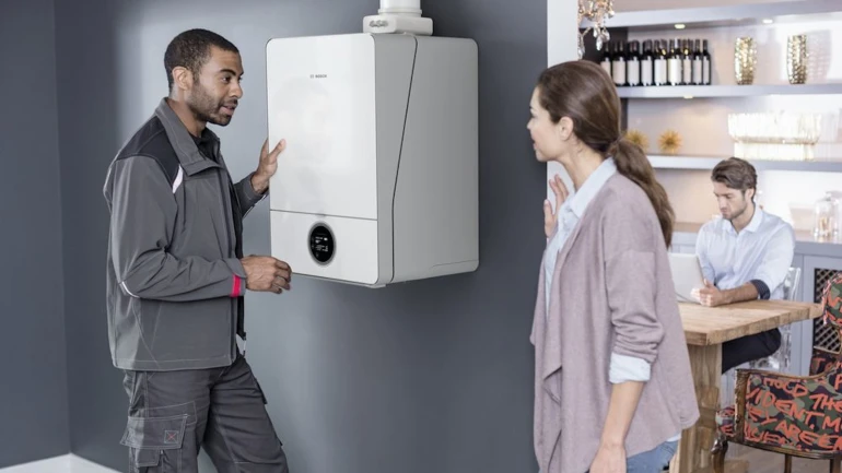 Installateur erklärt wie die Wartung einer Heizung funktioniert.