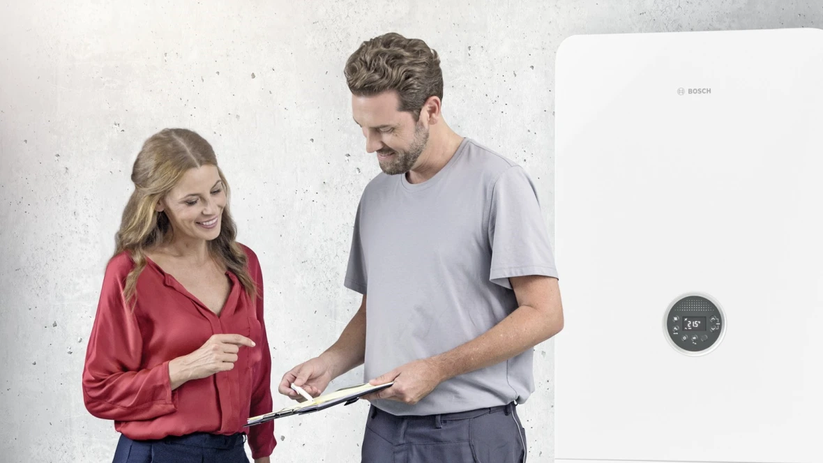 Frau wird von Installateur beraten.