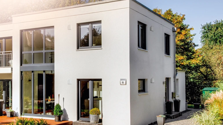 Ein modernes Einfamilienhaus mit Flachdach.