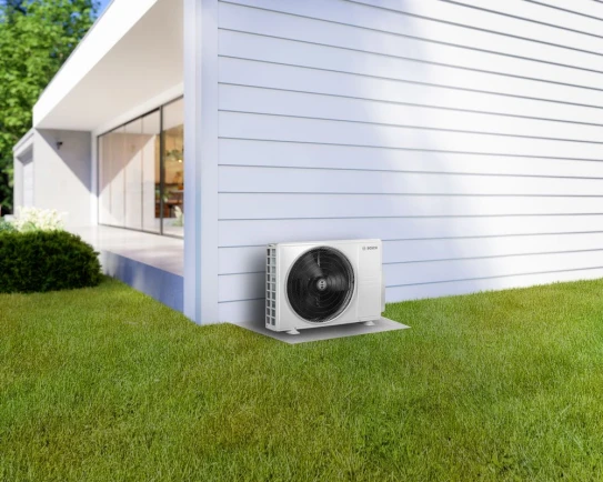 Außeneinheit einer Multi-Split-Klimmanlage von Bosch an einer modernen Hauswand platziert.