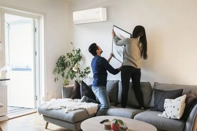 Climate 6000 hängt an der Wand im Wohnzimmer