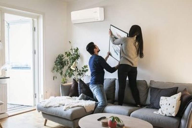 Climate 6000 hängt an der Wand im Wohnzimmer Climate 6000 hängt an der Wand im Wohnzimmer