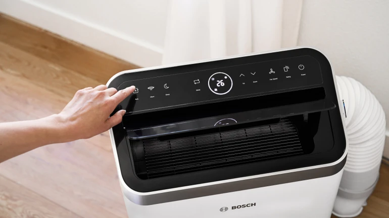 Mobile Klimaanlage von Bosch Cool 4000 mit einem Abluftschlauch im Wohnbereich